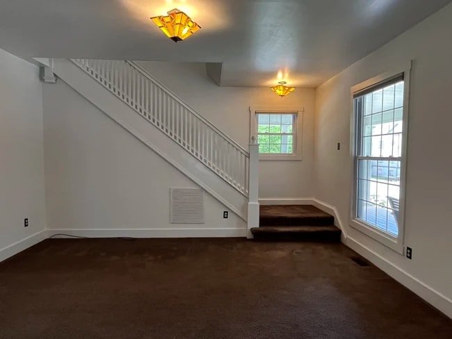 Photo - 723 E 10th St