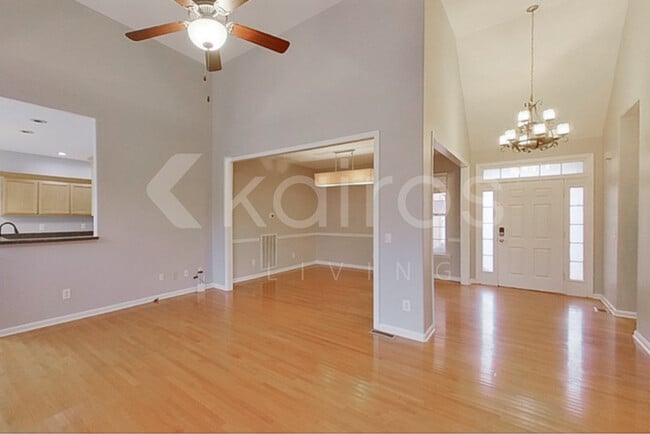 Photo - 605 Sophia Ct