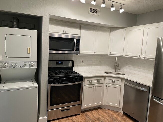 Cocina renovada con encimeras de granito. - 9055 Wrenwood Ln Unidad 9055 Wrenwood