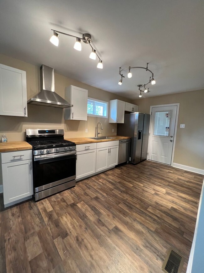 Building Photo - 4 Bed/1 Bath Home in Penn Hills-Completely...