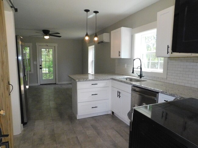 Building Photo - Newly Renovated 2 bed 1 bath cottage