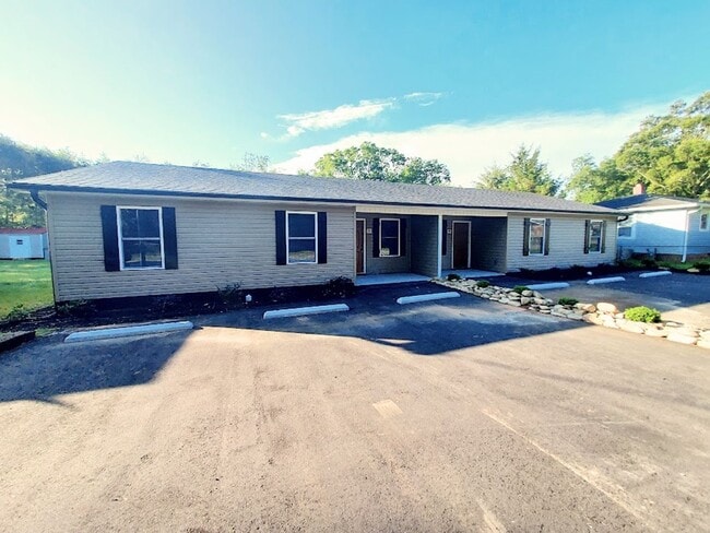 Building Photo - 8 Stephanie Dr Unit 8B Stephanie