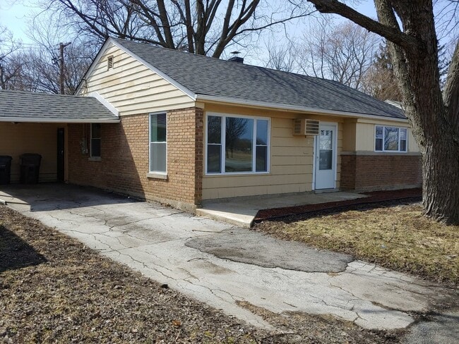 Building Photo - 211 Sauk Trail