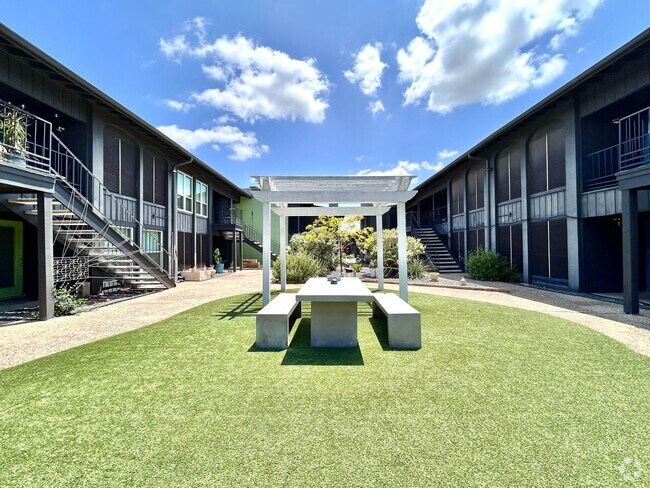 Building Photo - Modern & Cozy 2BR/2BA Home with Stylish Fi...