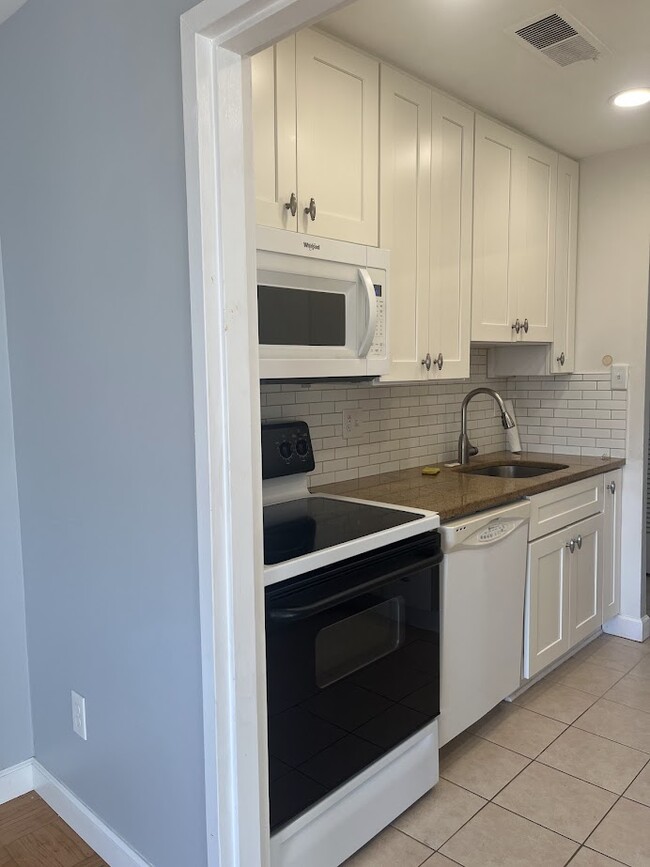 Modern Kitchen - 3101 S Manchester St Unit 918