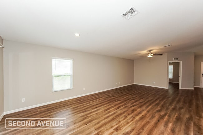 Photo - 5233 Farmington Ave