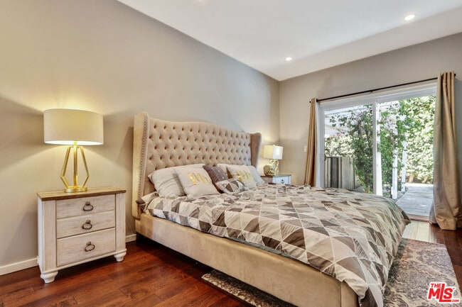 Photo - 809 N W Knoll Dr