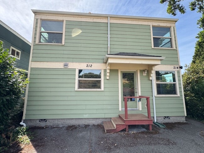 Building Photo - 3 Bed, 1.5 Bath overlooking the Rose Garde... Rental