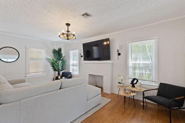 Photo - 209 Lytton Ct