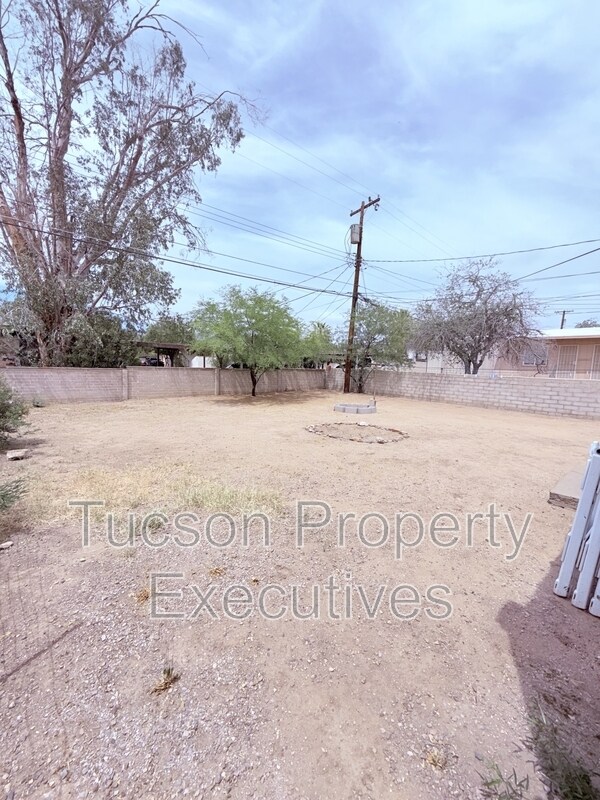 1233 E Mabel St