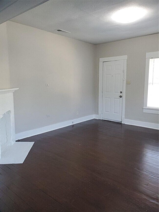 Photo - Spacious 3 Bed, 1 Bath Near Historic Fairmount- 76104
