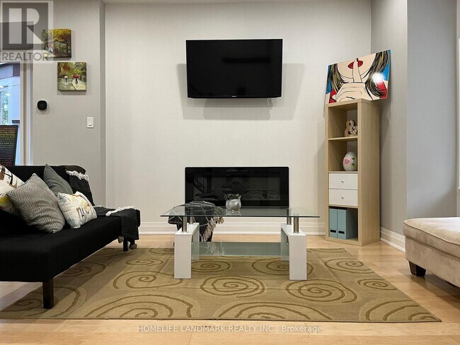 Photo - 1253 Gerrard St E