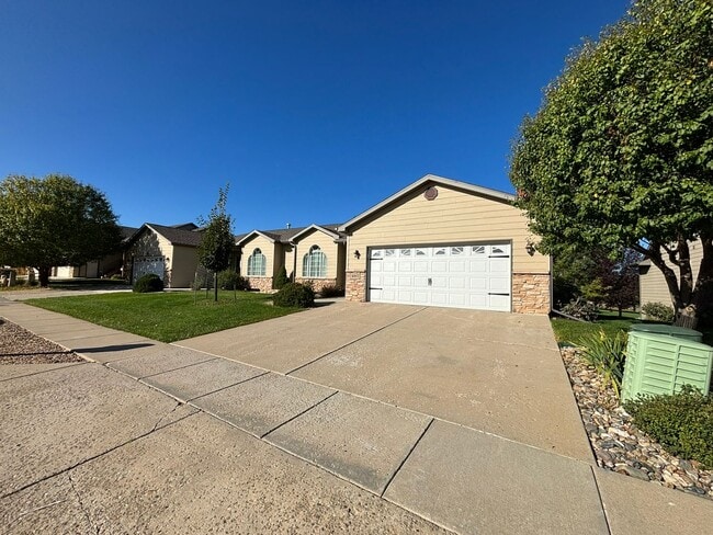 Photo - 3 BED | 3 BATH | TOWNHOME | DOUBLE GARAGE | WEST