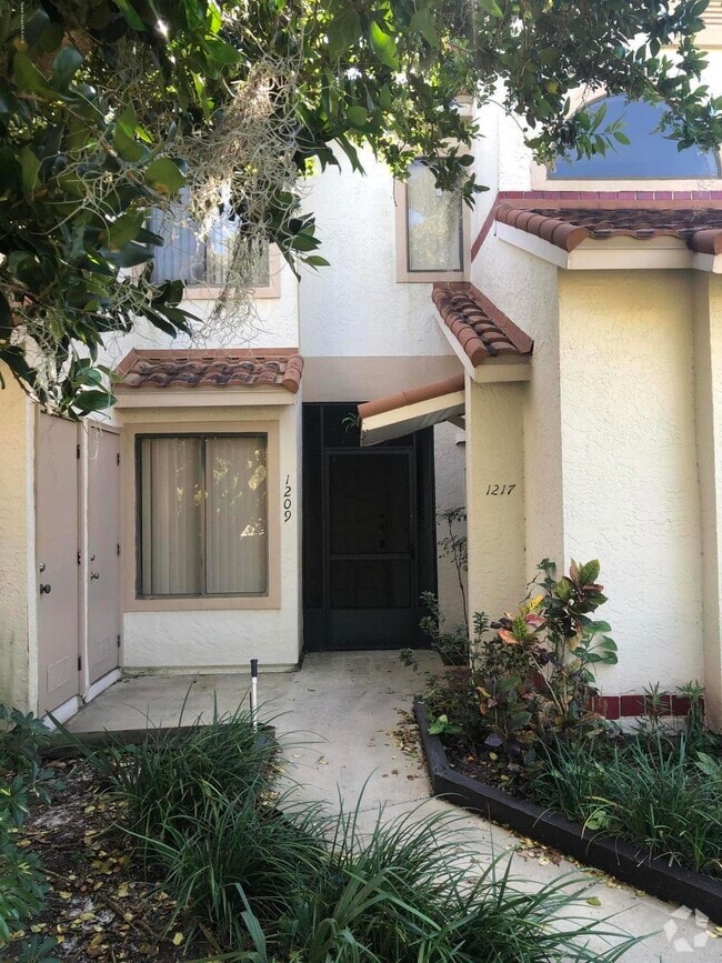 Building Photo - 1209 Country Club Dr Unit 1213 Rental