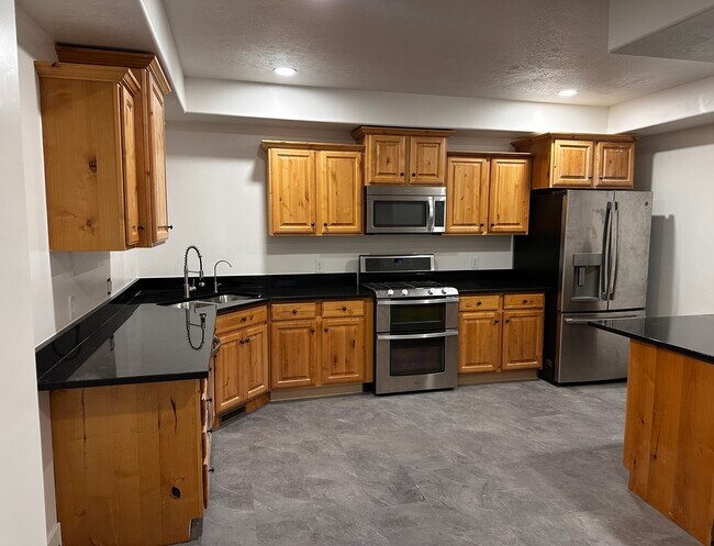 Building Photo - 9476 N Timpanogos Cv Unit Beautiful apt 2 bed 2 bat