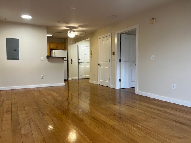 Building Photo - 30 S Village Green Unit 207