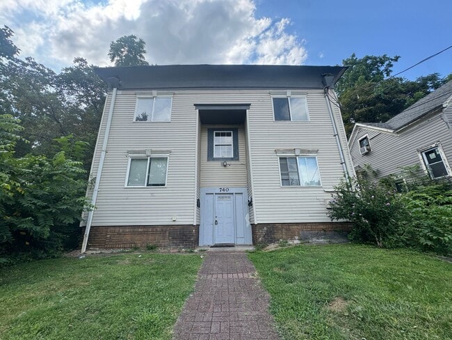Building Photo - 740 Fern St Unit 3