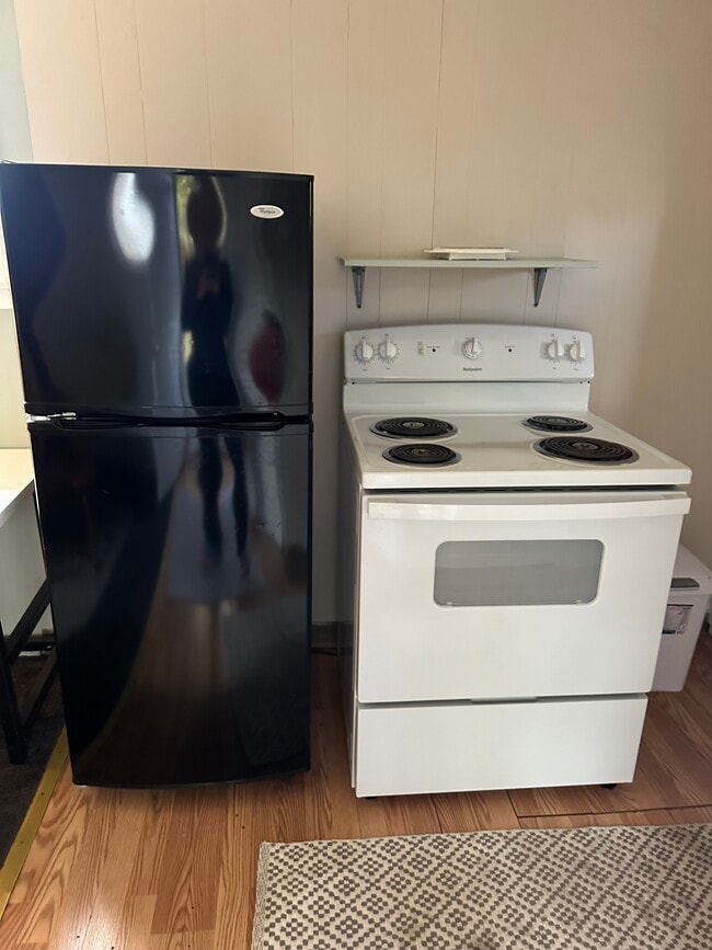 Building Photo - 11 John St Unit 11 John street back apt.3