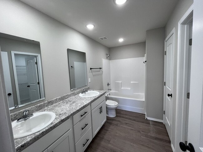 Photo - Great spacious home in Strafford