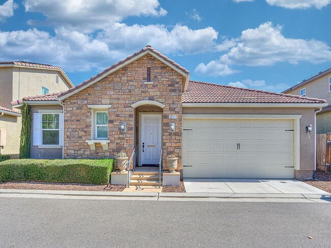 Building Photo - Clean and Spacious 3 Bedroom 2.5 Bathroom Home
