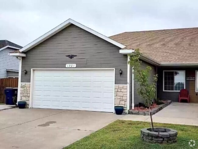 Building Photo - 1301 Sierra Dr Rental
