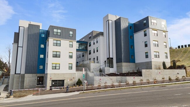 Building Photo - The Outlook