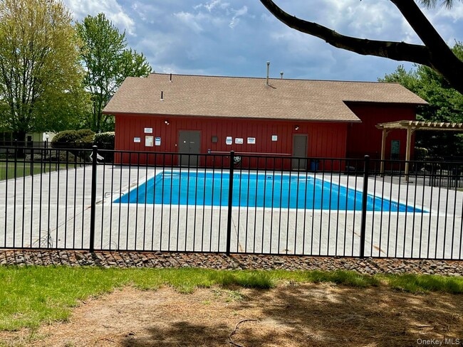 Photo - 729 Hewitt Ln