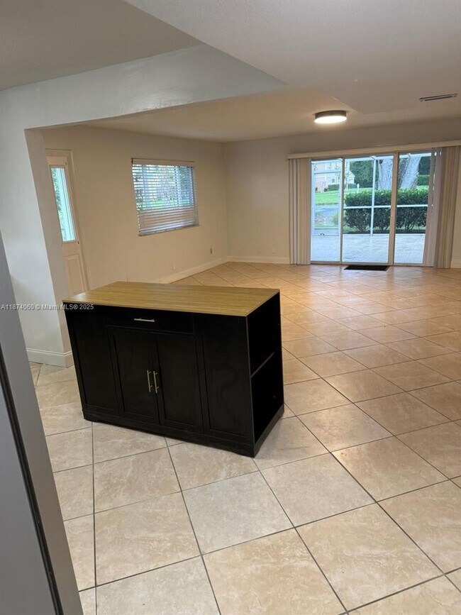 Photo - 381 Maplecrest Cir