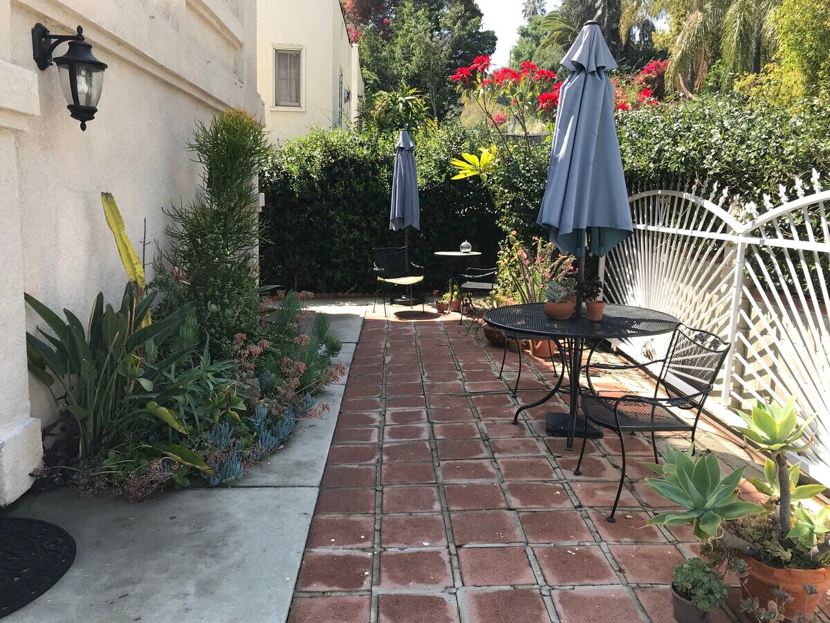 Front outdoor patio - 1426 Allesandro St Unit Mediterranean Duplex