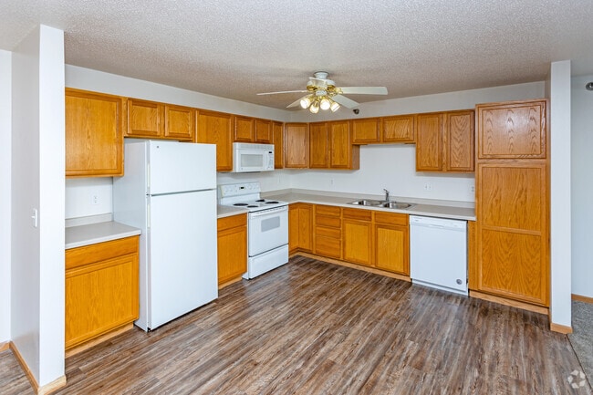 2BR, 2BA - 1,000 - 1,187SF - Kitchen