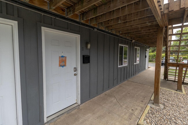 Building Photo - 105 N Garth Ave Unit 31