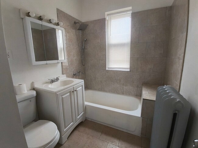 2542 W 64th St