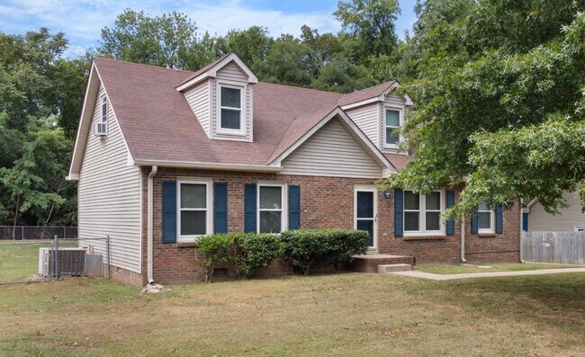 Building Photo - Newly renovated three bedroom home for ren...