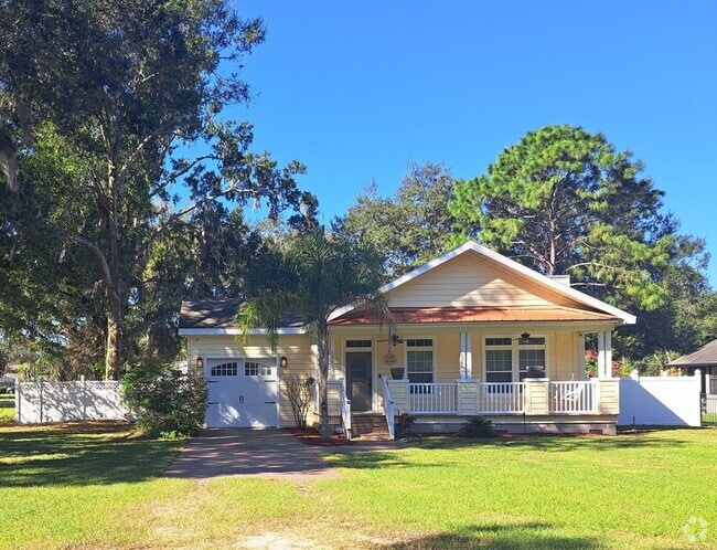 Building Photo - Charming 3/2 Bungalow Rental