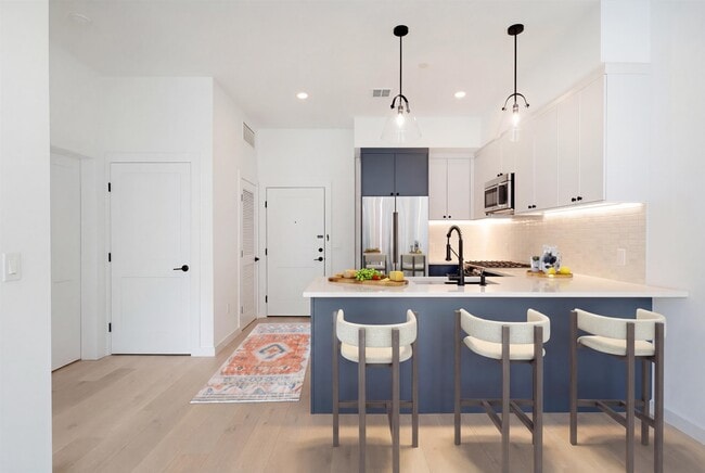 Building Photo - 425 3rd St Unit #319