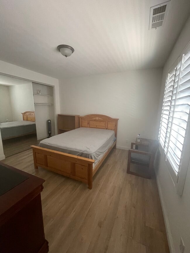 Building Photo - 14925 Shoreham St Rental