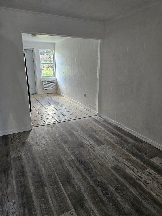 Photo - 14 W Herrick Dr