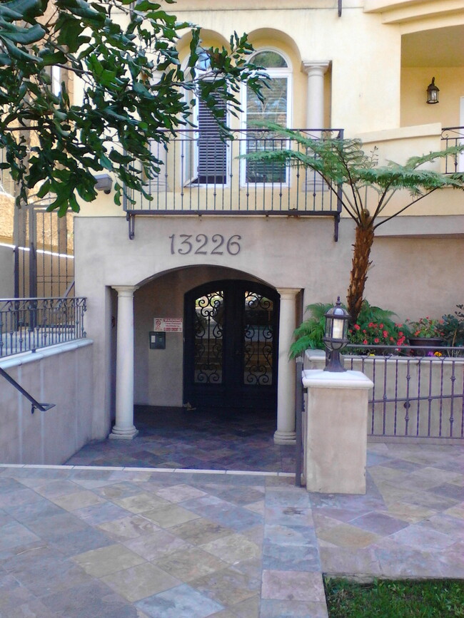 Front of the building - 13226 Moorpark St Apartments Unit 201