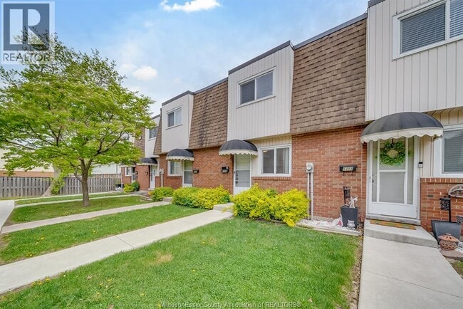 Photo - 5486 Lassaline Ave