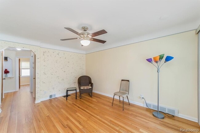 Photo - 305 E Granet Ave