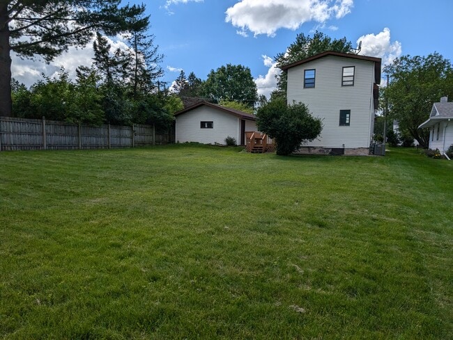 Large Backyard - 507 N Walnut Ave
