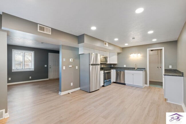 Photo - 3012/3014 Menke Cir Unit 3014M