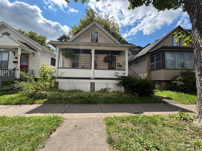 Building Photo - Swillburg Neighborhood - Full House!
