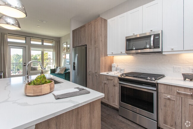 1BR, 1BA - 738SF