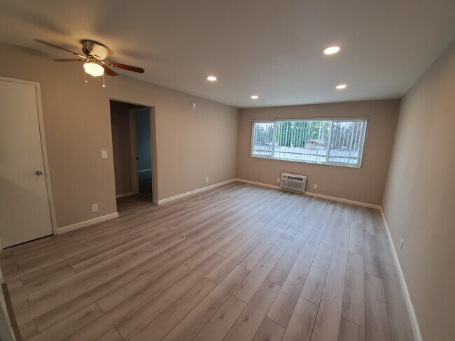 Photo - 7461 Hazeltine Ave Unidad 16