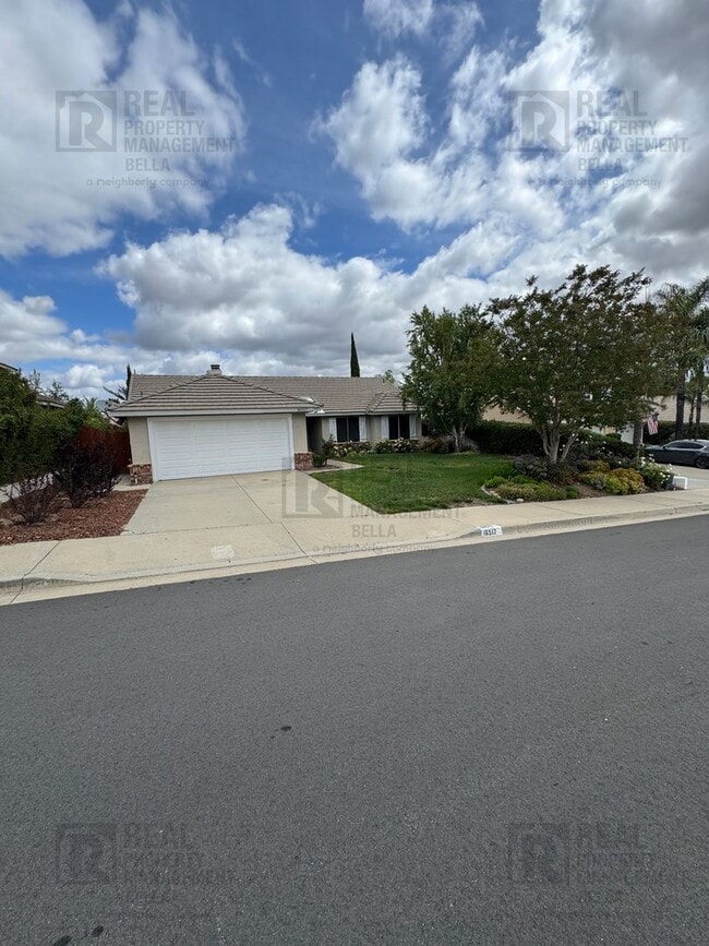 Building Photo - Spacious & Stylish Living in the Heart of Lake Elsinore
