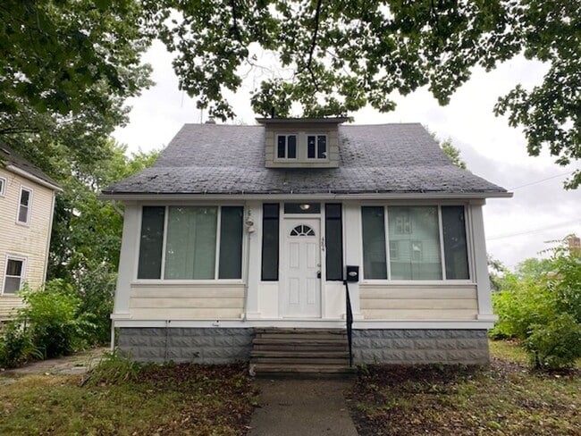 Building Photo - 484 Hammel St Rental