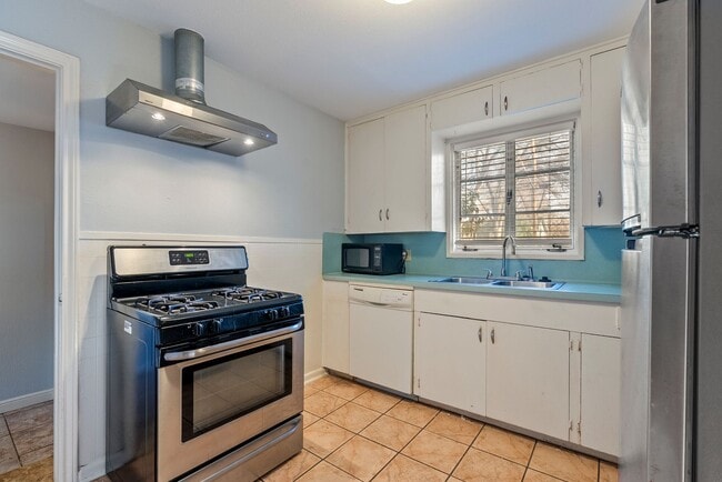 Photo - Beautiful 2 bedroom, 1.5 bathroom home in Brentwood!!!