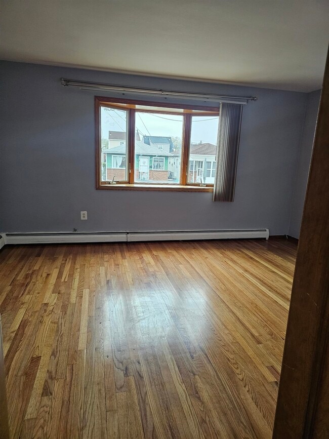 Photo - 65 Suburbia Ct