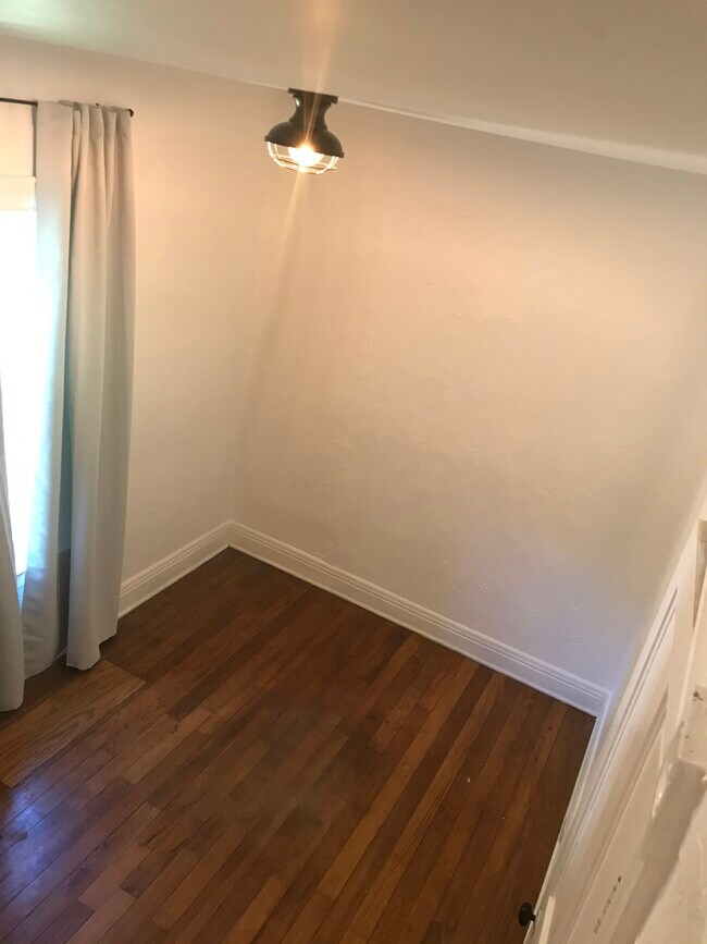 Photo - 1520 W North St Unidad Yellow House